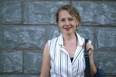 Açık havada genç sarışın bir kadının şehir fotoğrafı. Yüksek kalite fotoğraf