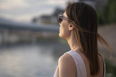 Güneş gözlüklü esmer bir kadının yaz şehir portresi. Yüksek kalite fotoğraf