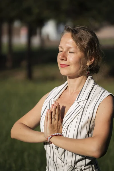 Een Jonge Blonde Vrouw Mediteert Het Gras Het Park Tijdens — Stockfoto