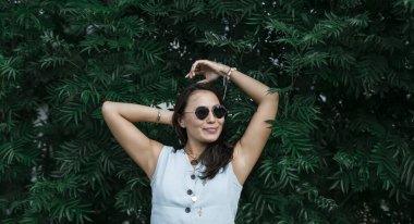 Yeşil arka planda, yazı için yeri olan Asyalı genç bir kadının portresi. Yüksek kalite fotoğraf