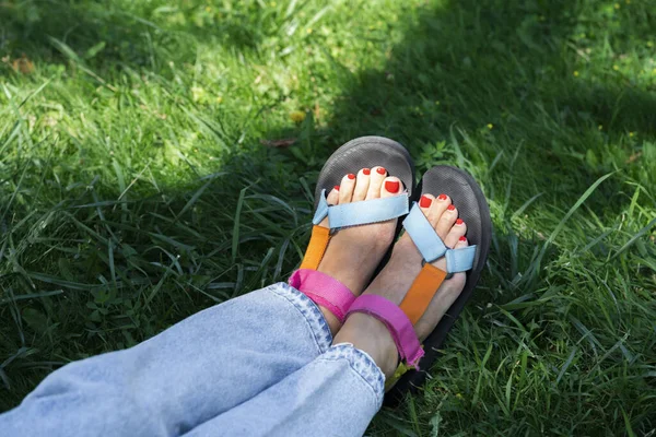 Women Legs Colored Sandals Close Grass High Quality Photo — Stock Photo, Image