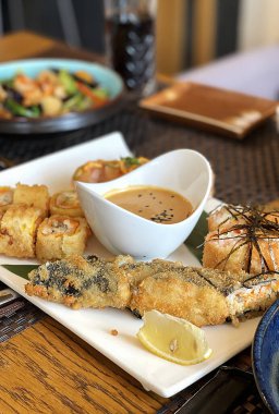 Soslu kızarmış tempura suşisi. Yüksek kalite fotoğraf