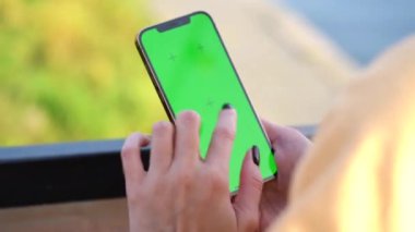Yakın plan akıllı telefon ekranı. Yeşil ekran, krom anahtar. Yüksek kaliteli FullHD görüntüler