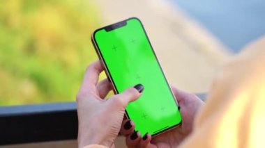 Yakın plan akıllı telefon ekranı. Yeşil ekran, krom anahtar. Yüksek kaliteli FullHD görüntüler