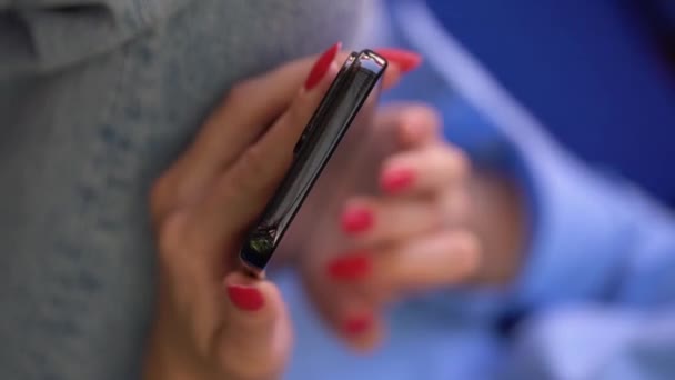 Ein Mädchen Mit Langen Roten Nägeln Hält Ein Smartphone Der — Stockvideo