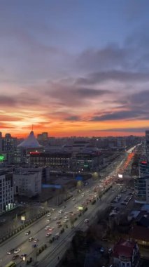 Astana, Kazakistan, Kasım 2023. Merkez caddelerden birinde trafik sıkışık..