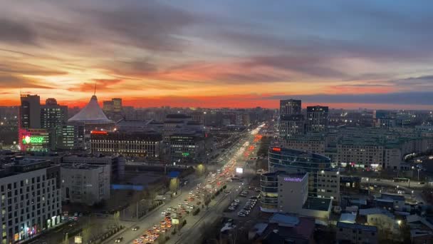 アスタナ カザフスタン 2023年11月 中央通りの1つの交通渋滞 — ストック動画