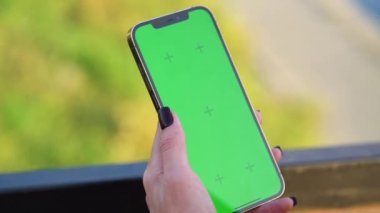 Yakın plan akıllı telefon ekranı. Yeşil ekran, krom anahtar.