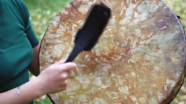 Eine Frau Spielt Das Tamburin Eines Schamanen — Stockvideo