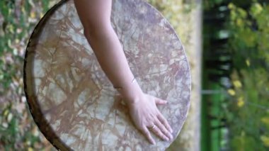 Şamanların davuluna yakın çekim. Dikey video. Yüksek kaliteli FullHD görüntüler