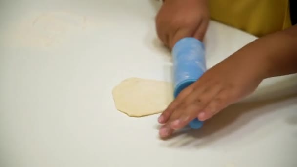 Copiii Rulează Aluatul Clasă Gătit — Videoclip de stoc