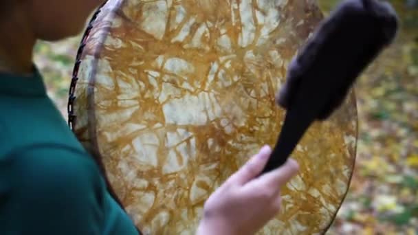 Eine Frau Spielt Das Tamburin Eines Schamanen Hochwertiges Fullhd Filmmaterial — Stockvideo