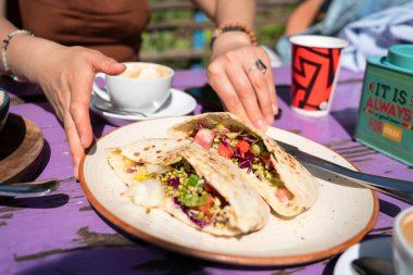 Sebzeli Pita, fasulye filizi ve tofu peyniri. Vejetaryen yemeği. Yüksek kalite fotoğraf