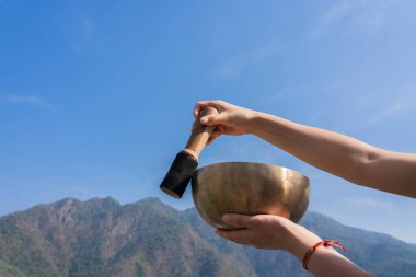 Arka planda Himalayalar olan Tibet şarkı kasesi. Yüksek kalite fotoğraf