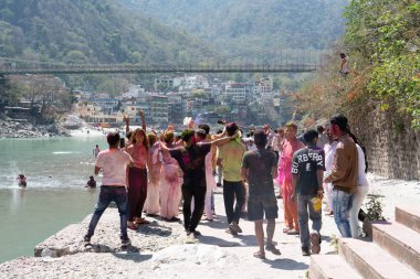 Hindistan, Rishikesh, Mart 2024. Holi 'yi kutlayan insanların renkli yüzleri. Yüksek kalite fotoğraf