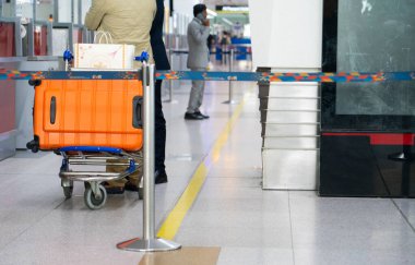 Hindistan, Delhi, Mart 2024. Delhi Uluslararası Havaalanı 'ndaki kayıt gişesinde bavulların yakın çekimi. Yüksek kalite fotoğraf