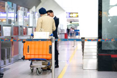 Hindistan, Delhi, Mart 2024. Delhi Uluslararası Havalimanı 'nda bir yolcusu olan havaalanı çalışanı. Yüksek kalite fotoğraf