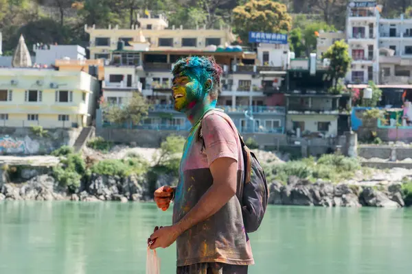 Hindistan, Rishikesh, Mart 2024. Holi 'yi kutlayan insanların renkli yüzleri. Yüksek kalite fotoğraf