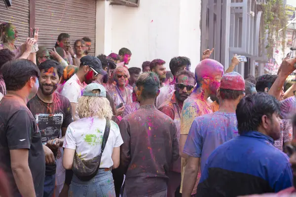 Hindistan, Rishikesh, Mart 2024. Holi 'yi kutlayan insanların renkli yüzleri. Yüksek kalite fotoğraf