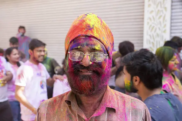 Hindistan, Rishikesh, Mart 2024. Holi 'yi kutlayan insanların renkli yüzleri. Yüksek kalite fotoğraf
