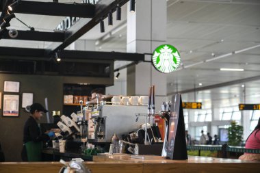 Hindistan, Delhi, Mart 2024. Delhi Uluslararası Havalimanı 'ndaki Starbucks kahve dükkanı. Yüksek kalite fotoğraf