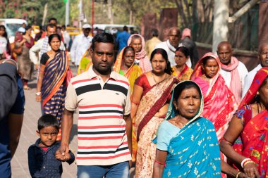 Hindistan, Agra, Mart 2024. Milli giysili Hindular Tac Mahal 'e gidiyorlar. Yüksek kalite fotoğraf