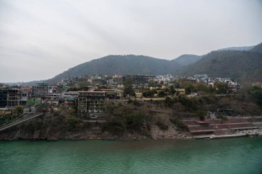 Hindistan, Rishikesh, Mart 2024. Ganj Nehri 'nin manzarası. Yüksek kalite fotoğraf