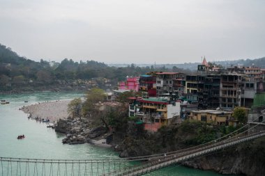 Hindistan, Rishikesh, Mart 2024. Ganj Nehri 'nin manzarası. Yüksek kalite fotoğraf