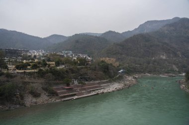 Hindistan, Rishikesh, Mart 2024. Ganj Nehri 'nin manzarası. Yüksek kalite fotoğraf