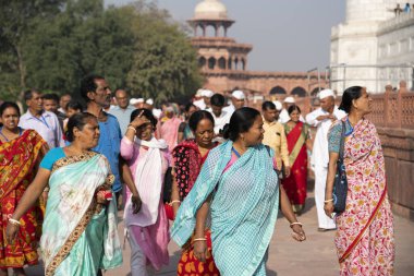 Hindistan, Agra, Mart 2024. Milli giysili Hindular Tac Mahal 'e gidiyorlar. Yüksek kalite fotoğraf