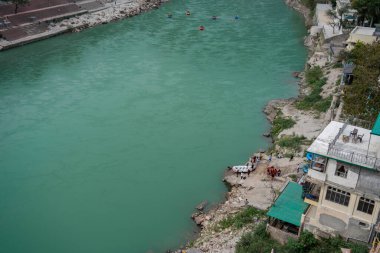 Hindistan, Rishikesh, Mart 2024. Ganj Nehri 'nin manzarası. Yüksek kalite fotoğraf