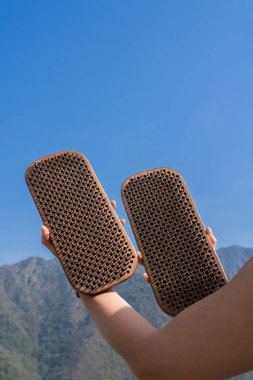 Kız Sadhu tahtalarını mavi gökyüzünün ve Himalayaların arka planında tutuyor. Yüksek kalite fotoğraf