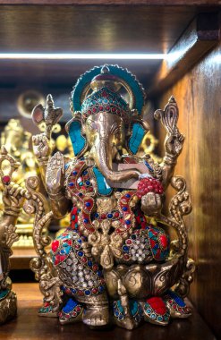 Hindistan, Delhi, Mart 2024. Delhi Uluslararası Havaalanı 'nda Ganesha heykelciği. Yüksek kalite fotoğraf