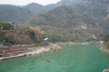 Rishikesh, Hindistan, Mart 2024. Rishikesh 'te akan Ganj Nehri. Yüksek kalite fotoğraf