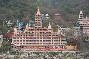 Rishikesh, Hindistan, Mart 2024. Ganj Nehri manzarası, Lakshman Jhula Köprüsü ve Tera Manzil Tapınağı, Rishikesh. Yüksek kalite fotoğraf