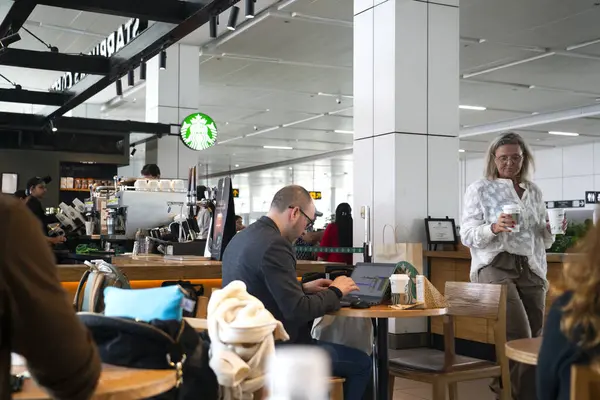 Hindistan, Delhi, Mart 2024. Delhi Uluslararası Havalimanı 'ndaki Starbucks kahve dükkanı. Yüksek kalite fotoğraf
