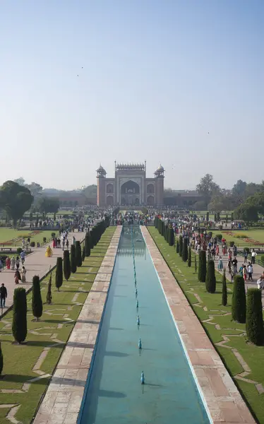 Agra, Hindistan, Mart 2024: Walkway 'in Taj Mahal ve Giriş Kapısı manzarası. Yüksek kalite fotoğraf
