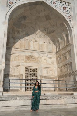 Agra, Hindistan, 23 Mart 2024. Arkasında Tac Mahal olan Asyalı bir kadının portresi. Yüksek kalite fotoğraf