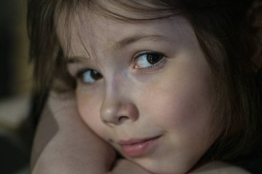 Siyah elbiseli yedi yaşında bir kızın portresi. Yüksek kalite fotoğraf