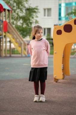 Bahçede, oyun parkında yedi yaşında bir kız. Yüksek kalite fotoğraf