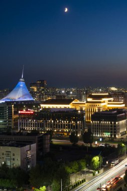 Astana, Kazakistan, Temmuz 2024: Khan Shatyr gece görüşü. Yüksek kalite fotoğraf