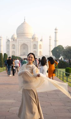 Agra, Hindistan, 23 Mart 2024. Arkasında Tac Mahal olan Asyalı bir kadının portresi. Yüksek kalite fotoğraf