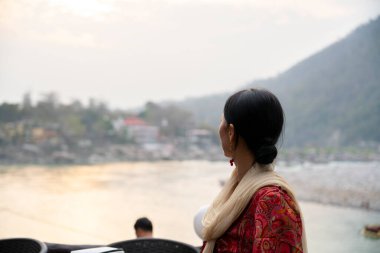 Genç Asyalı kadın bir yaz kafesinde smoothie içiyor. Yüksek kalite fotoğraf