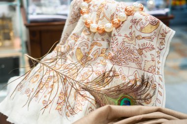 Dkeli Uluslararası Havaalanı 'nda sergilenen kaşmir bir eşarp. Yüksek kalite fotoğraf