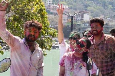 Hindistan, Rishikesh, 25 Mart 2024. Holi 'yi kutlayan insanların renkli yüzleri. Yüksek kalite fotoğraf