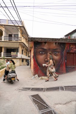 Rishikesh, Hindistan, 24 Mart, Turistler şehir sokaklarında. Yüksek kalite fotoğraf