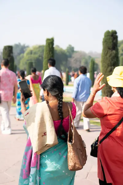 Hindistan, Agra, Mart 2024. Hintli bir kadın sokakta yürüyor. Yüksek kalite fotoğraf