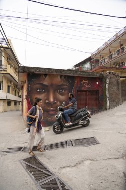 Rishikesh, Hindistan, 24 Mart, Turistler şehir sokaklarında. Yüksek kalite fotoğraf