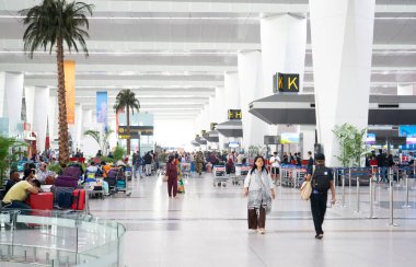 Hindistan, Delhi, Mart 2024. Delhi Uluslararası Havalimanı 'ndaki insanlar. Yüksek kalite fotoğraf