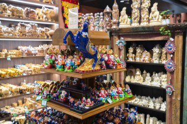 Hint Hindu Tanrısı Ganesha heykelleri, renklerle kaplanmış ve Ganesh Chathurthi 'ye satılmış. Yüksek kalite fotoğraf